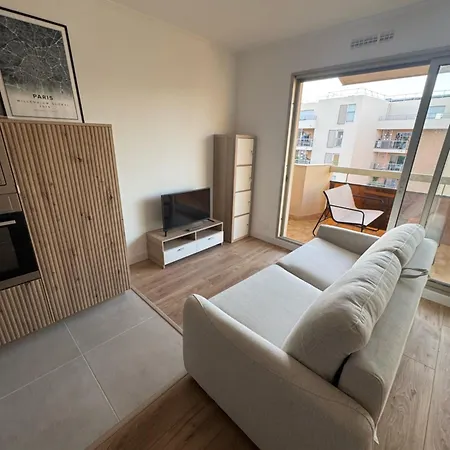 Fully Renovated Studio, Steps From With A Sunny Terrace And Free Wifi *
