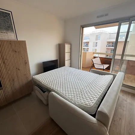 Lejlighed Fully Renovated Studio, Steps From With A Sunny Terrace And Free Wifi