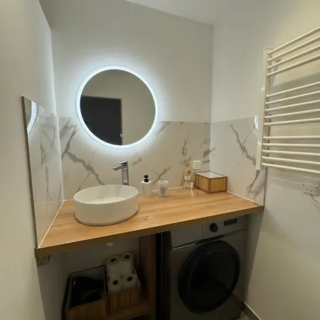 Fully Renovated Studio, Steps From With A Sunny Terrace And Free Wifi Antibes