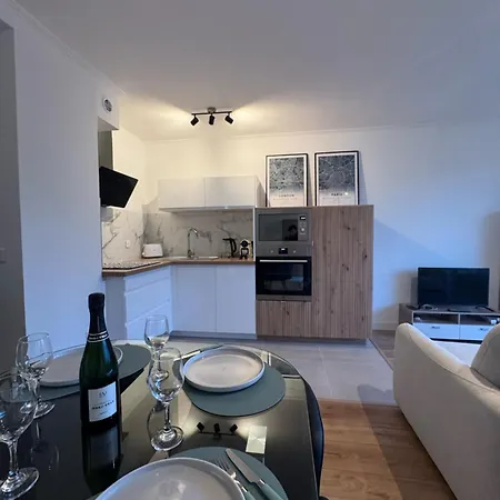 Appartamento Fully Renovated Studio, Steps From With A Sunny Terrace And Free Wifi *