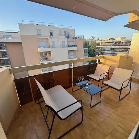 アパート Fully Renovated Studio, Steps From With A Sunny Terrace And Free Wifi *