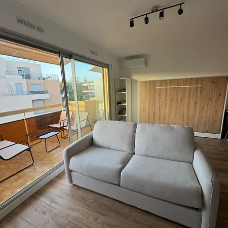 Fully Renovated Studio, Steps From With A Sunny Terrace And Free Wifi アパート