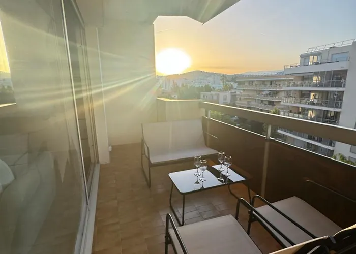 Fully Renovated Studio, Steps From With A Sunny Terrace And Free Wifi *