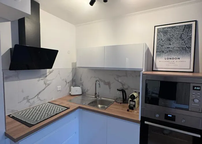 Fully Renovated Studio, Steps From With A Sunny Terrace And Free Wifi アパート *
