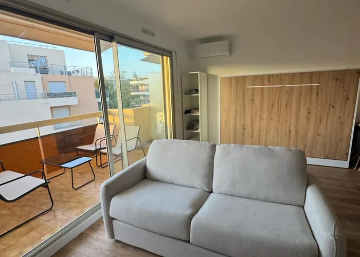 Fully Renovated Studio, Steps From With A Sunny Terrace And Free Wifi Lägenhet