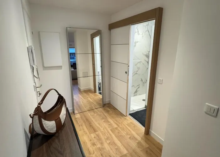 Fully Renovated Studio, Steps From With A Sunny Terrace And Free Wifi アパート アンティーブ