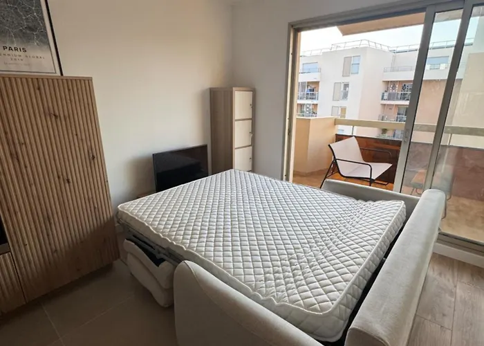 アパート Fully Renovated Studio, Steps From With A Sunny Terrace And Free Wifi