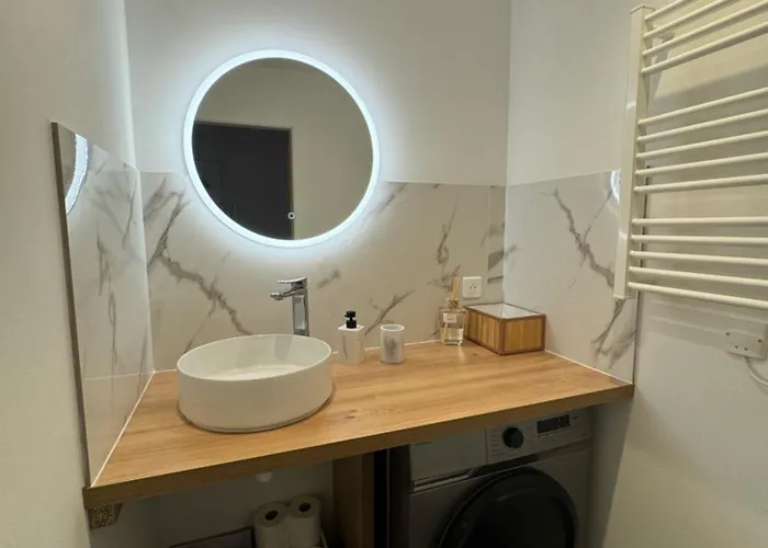 Fully Renovated Studio, Steps From With A Sunny Terrace And Free Wifi アンティーブ